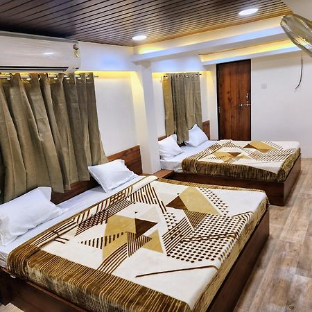 Hotel Anantshree Uddzsaín Kültér fotó