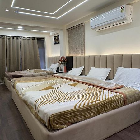 Hotel Anantshree Uddzsaín Kültér fotó