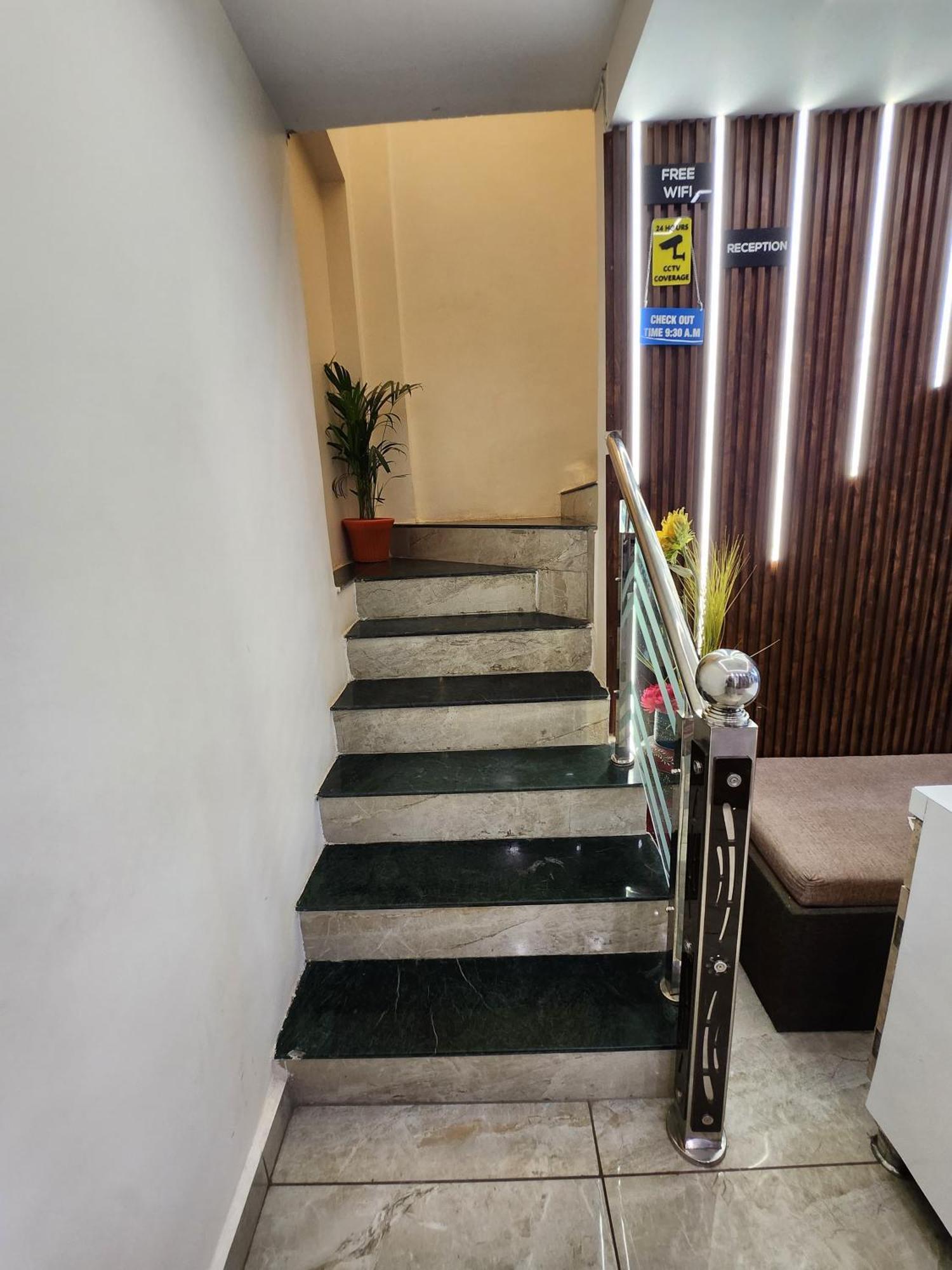Hotel Anantshree Uddzsaín Kültér fotó