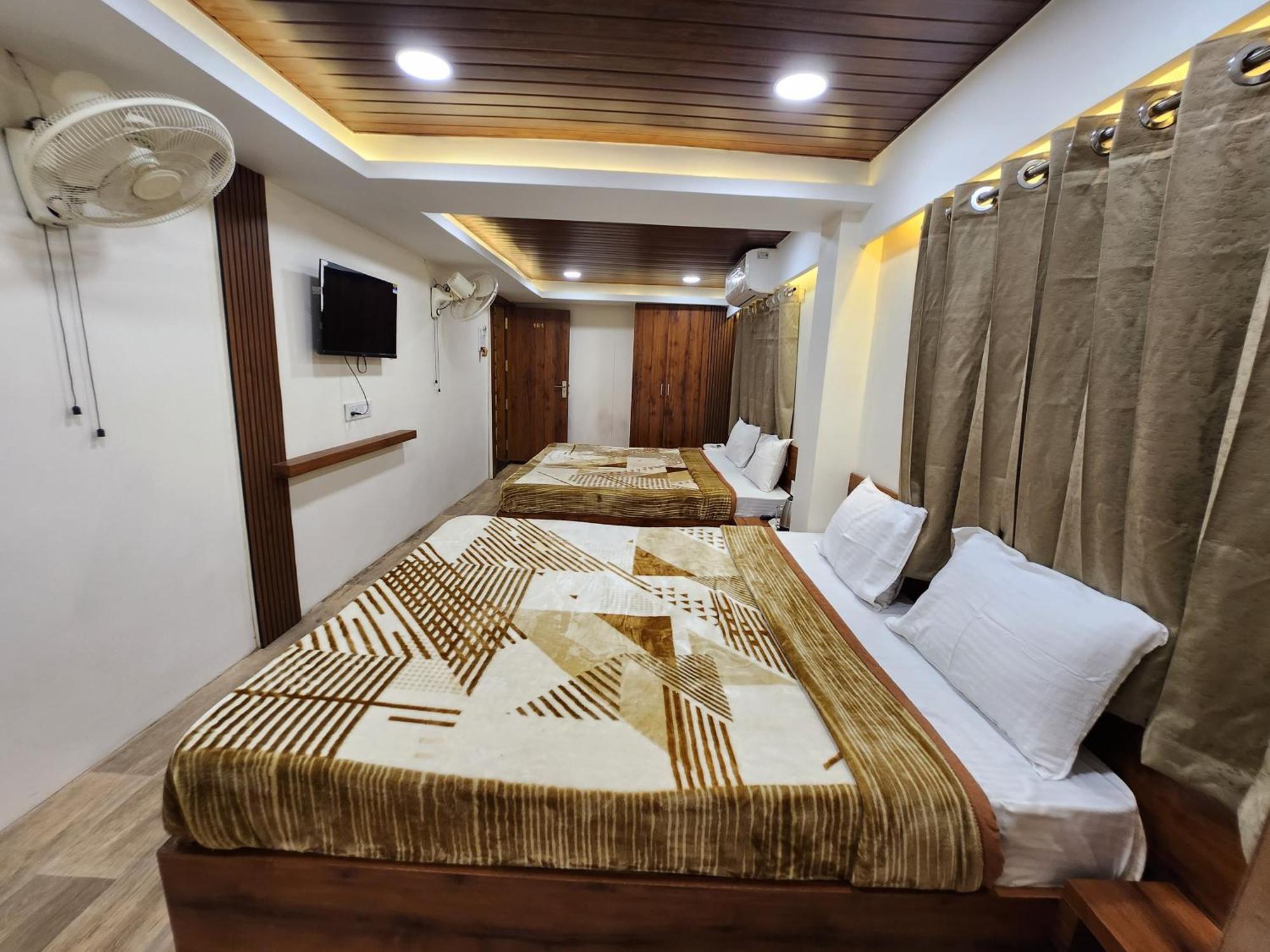 Hotel Anantshree Uddzsaín Kültér fotó