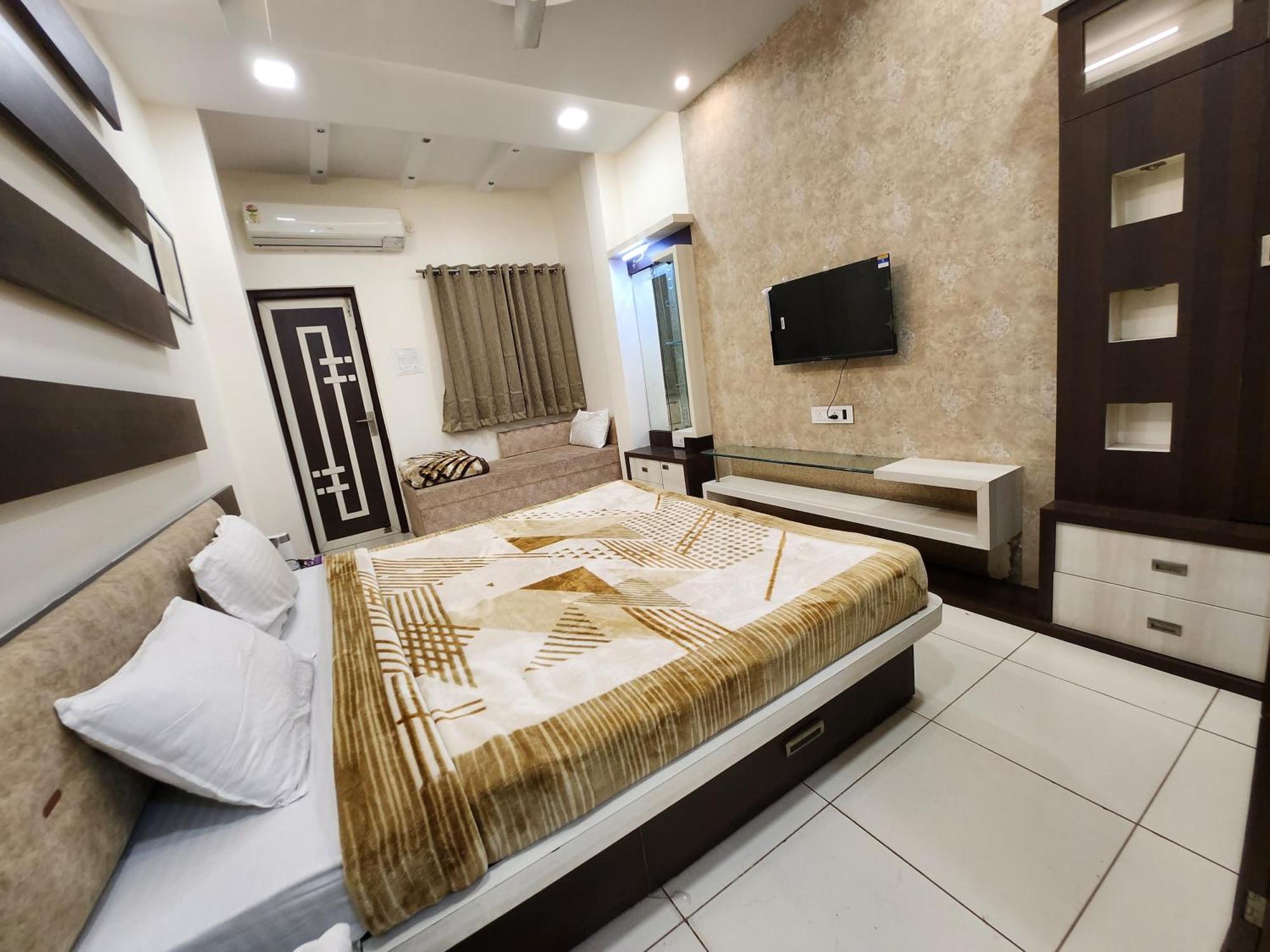 Hotel Anantshree Uddzsaín Kültér fotó