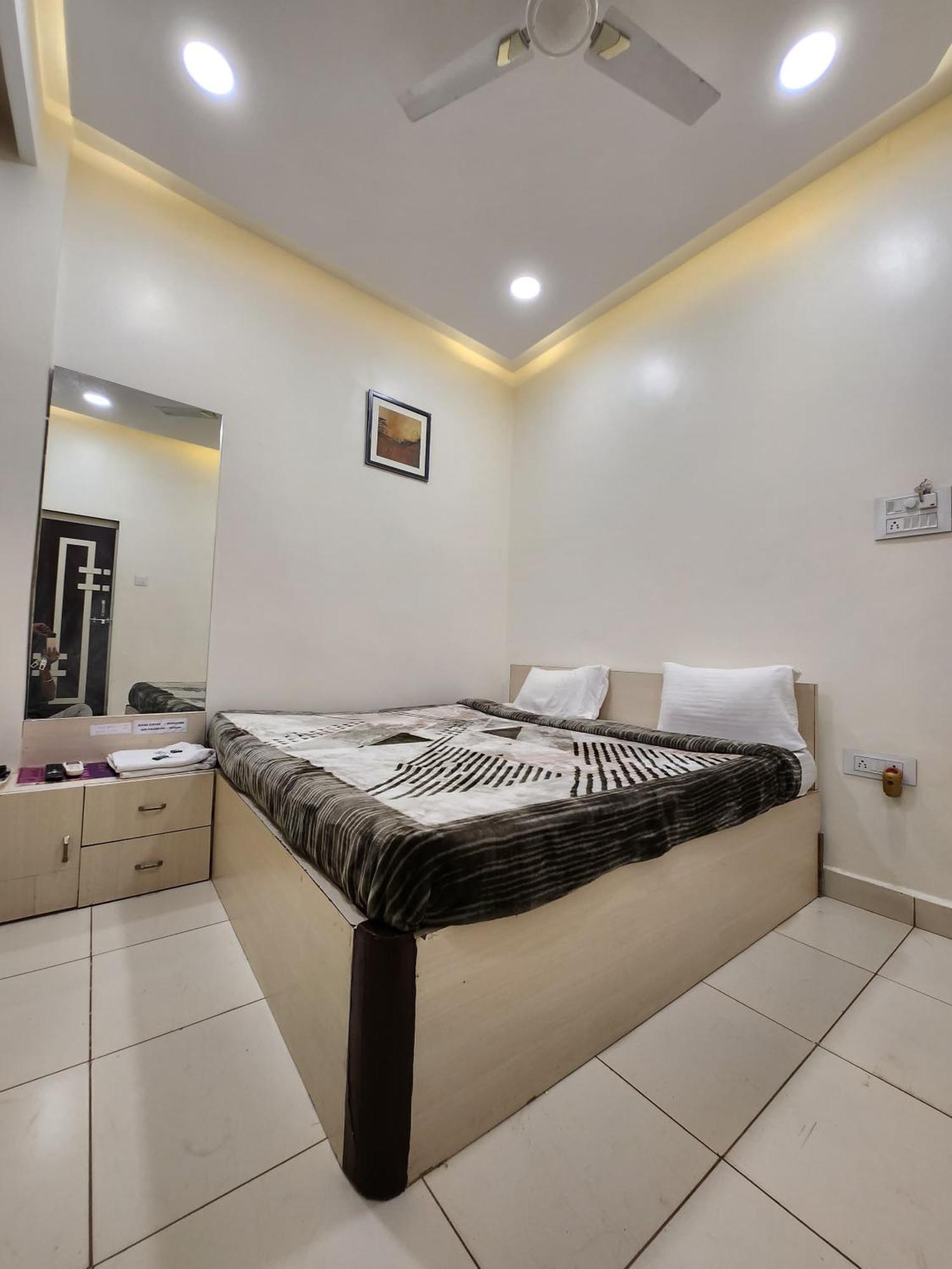 Hotel Anantshree Uddzsaín Kültér fotó