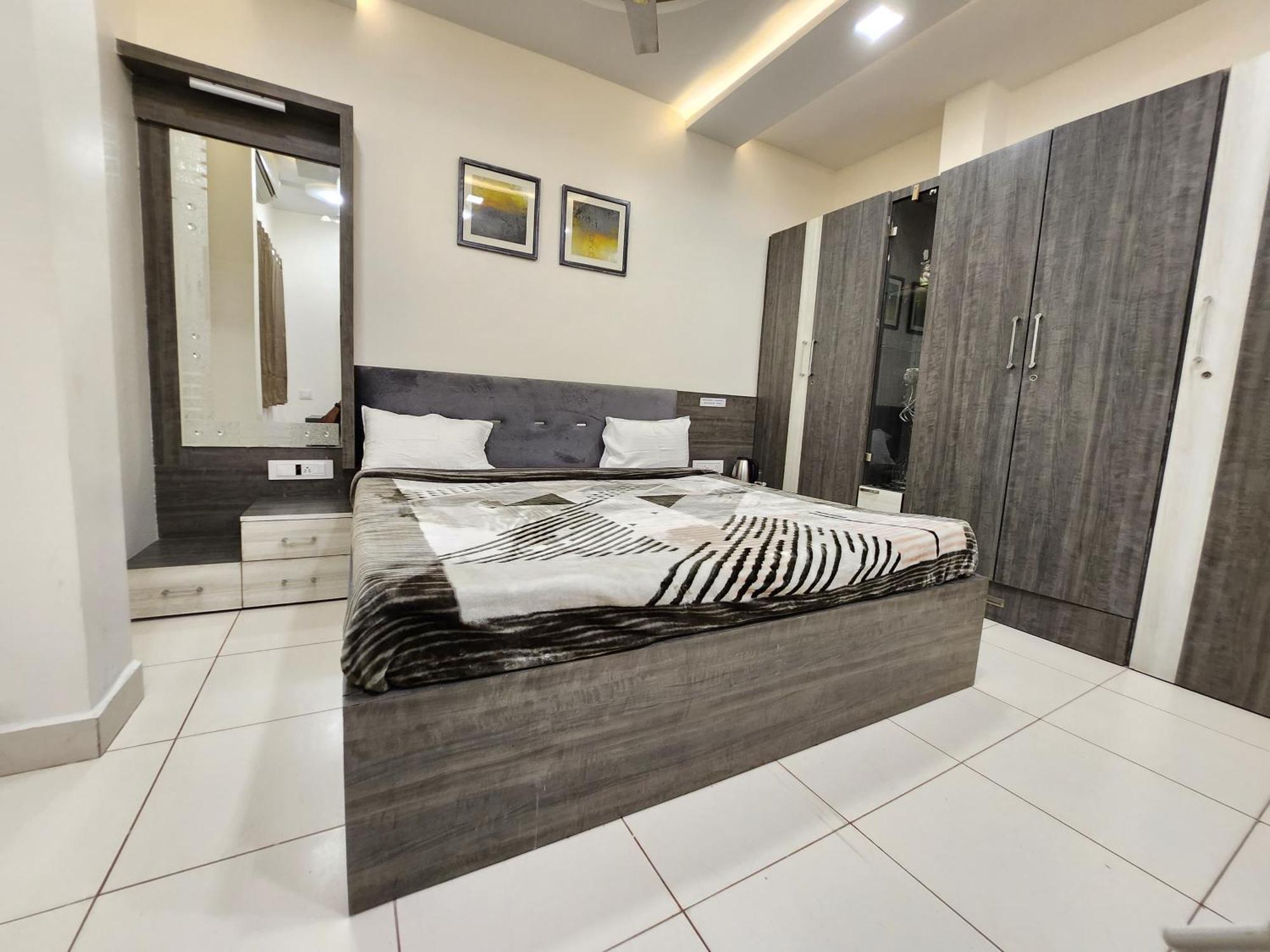 Hotel Anantshree Uddzsaín Kültér fotó