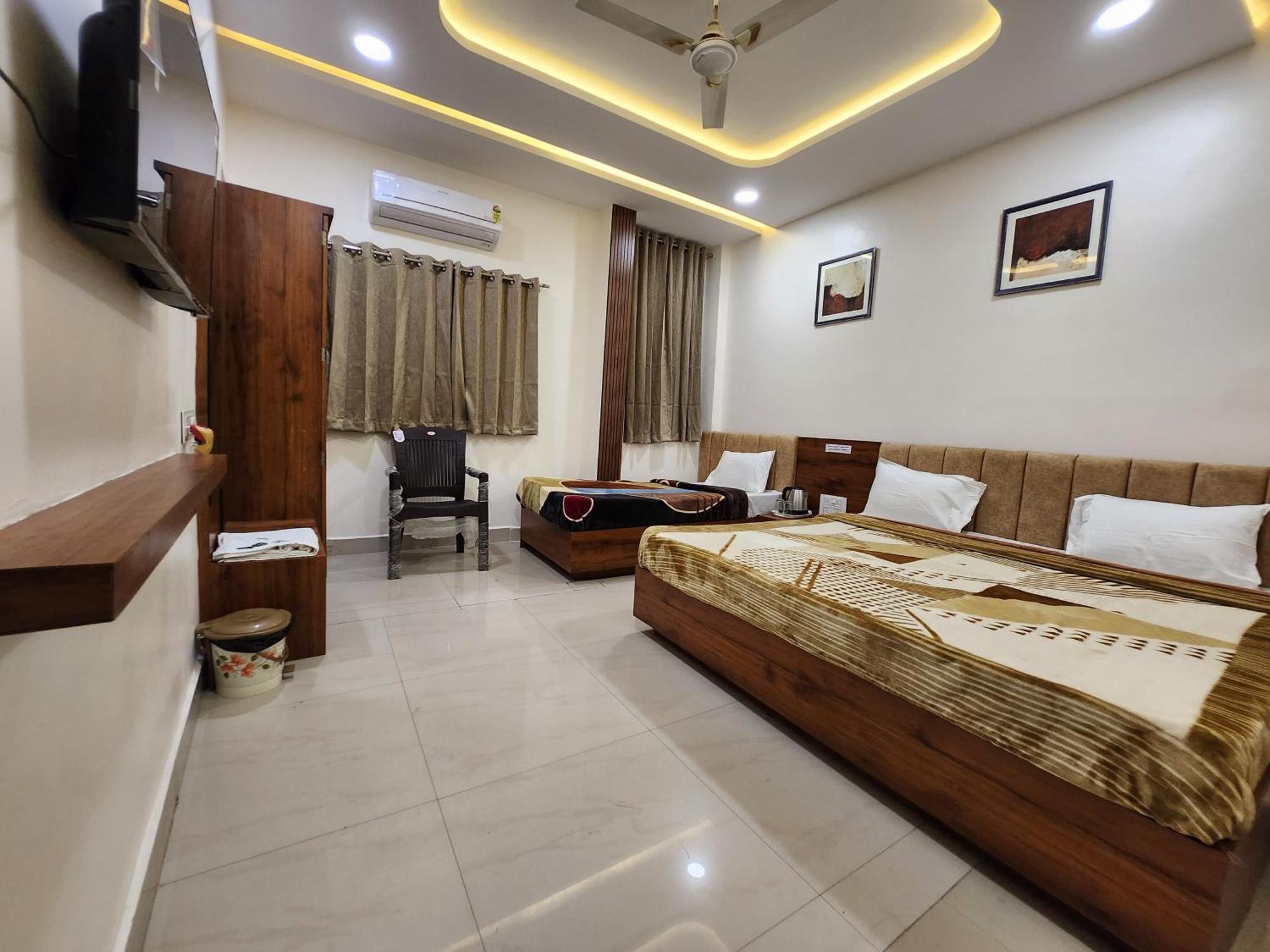 Hotel Anantshree Uddzsaín Kültér fotó