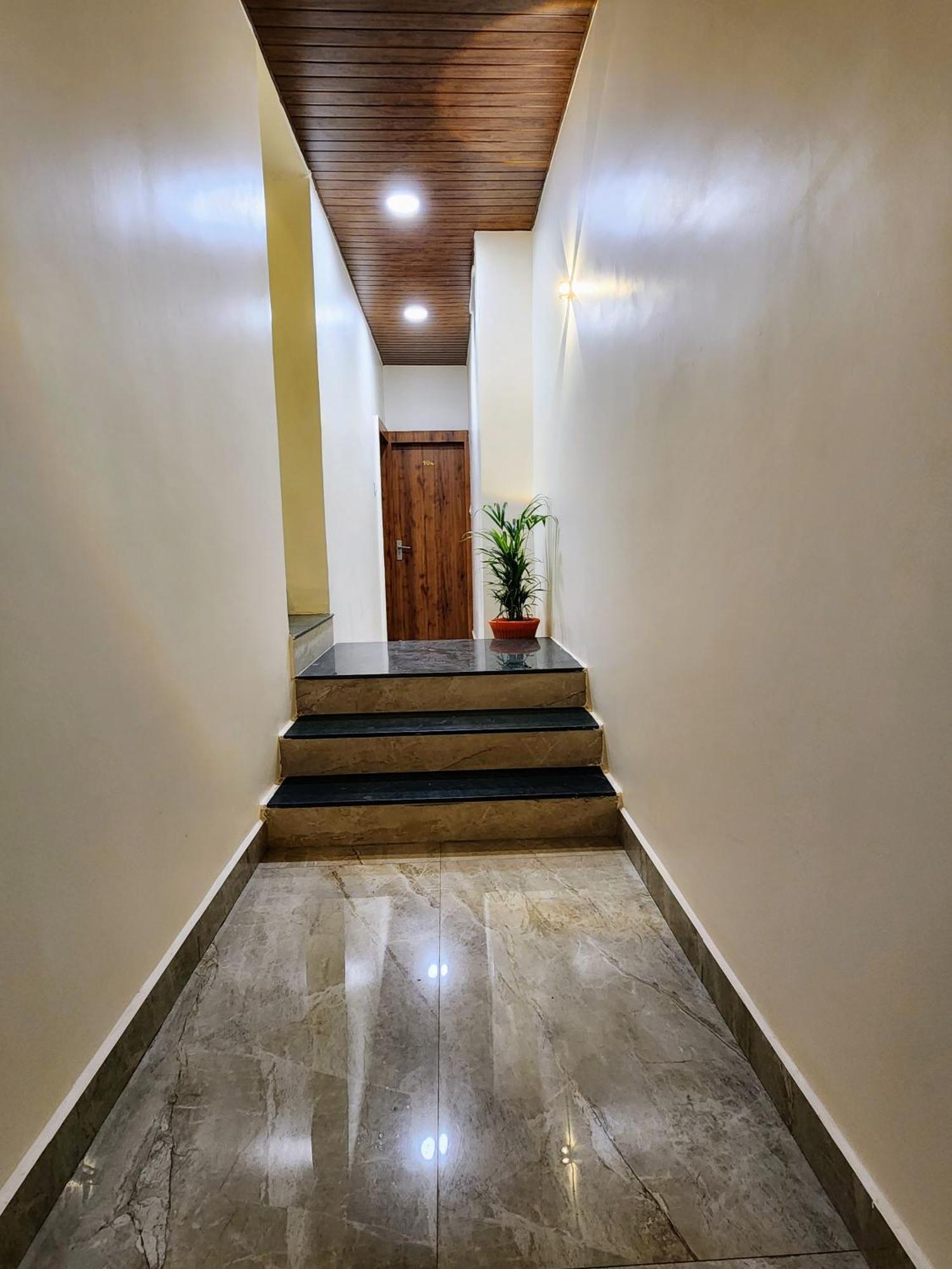 Hotel Anantshree Uddzsaín Kültér fotó