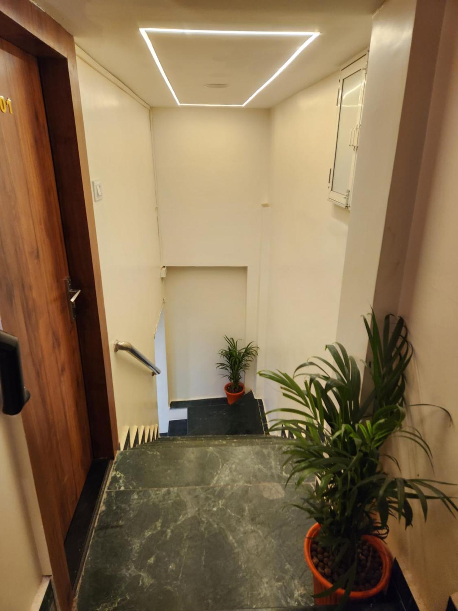 Hotel Anantshree Uddzsaín Kültér fotó