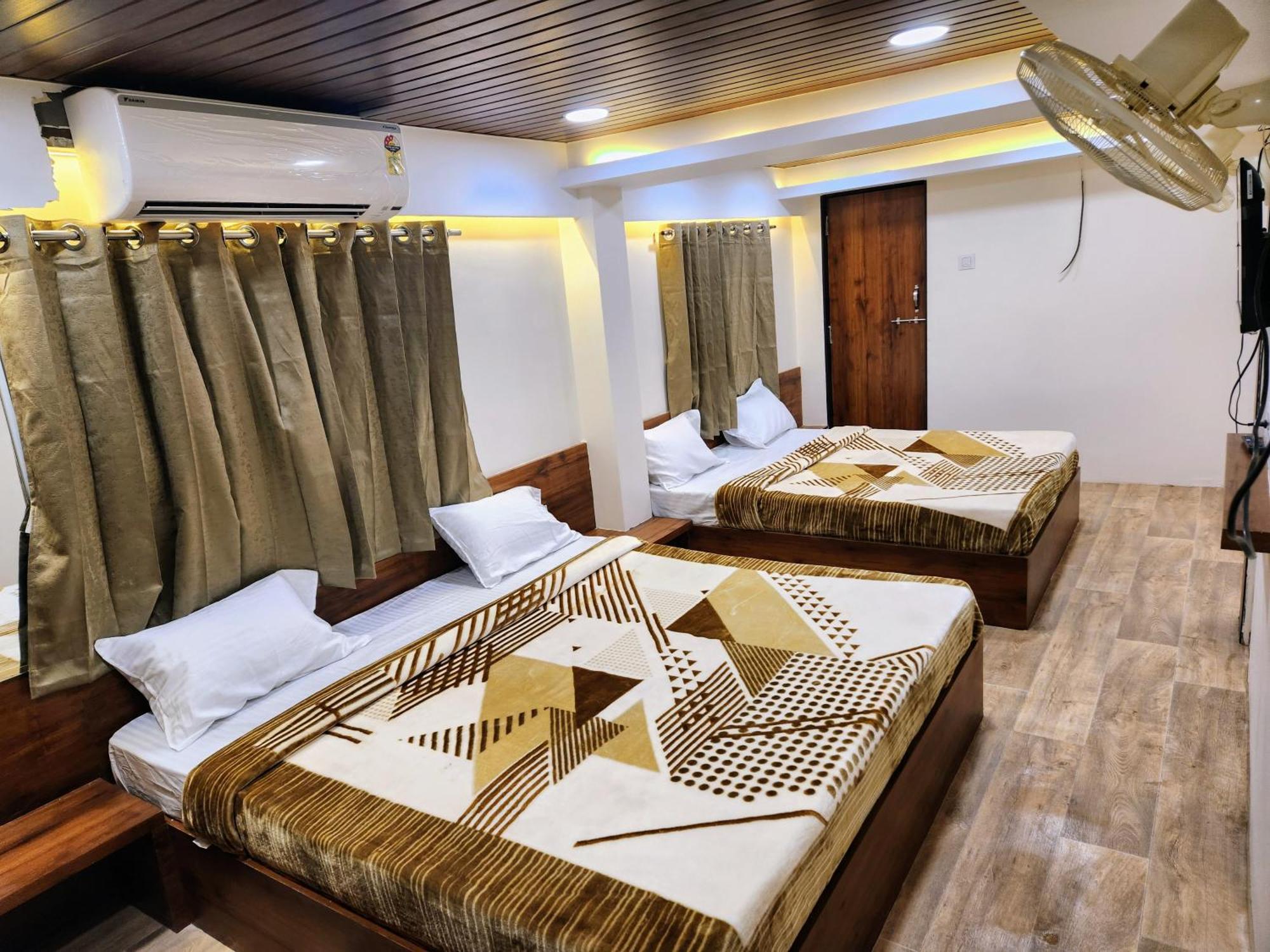 Hotel Anantshree Uddzsaín Kültér fotó