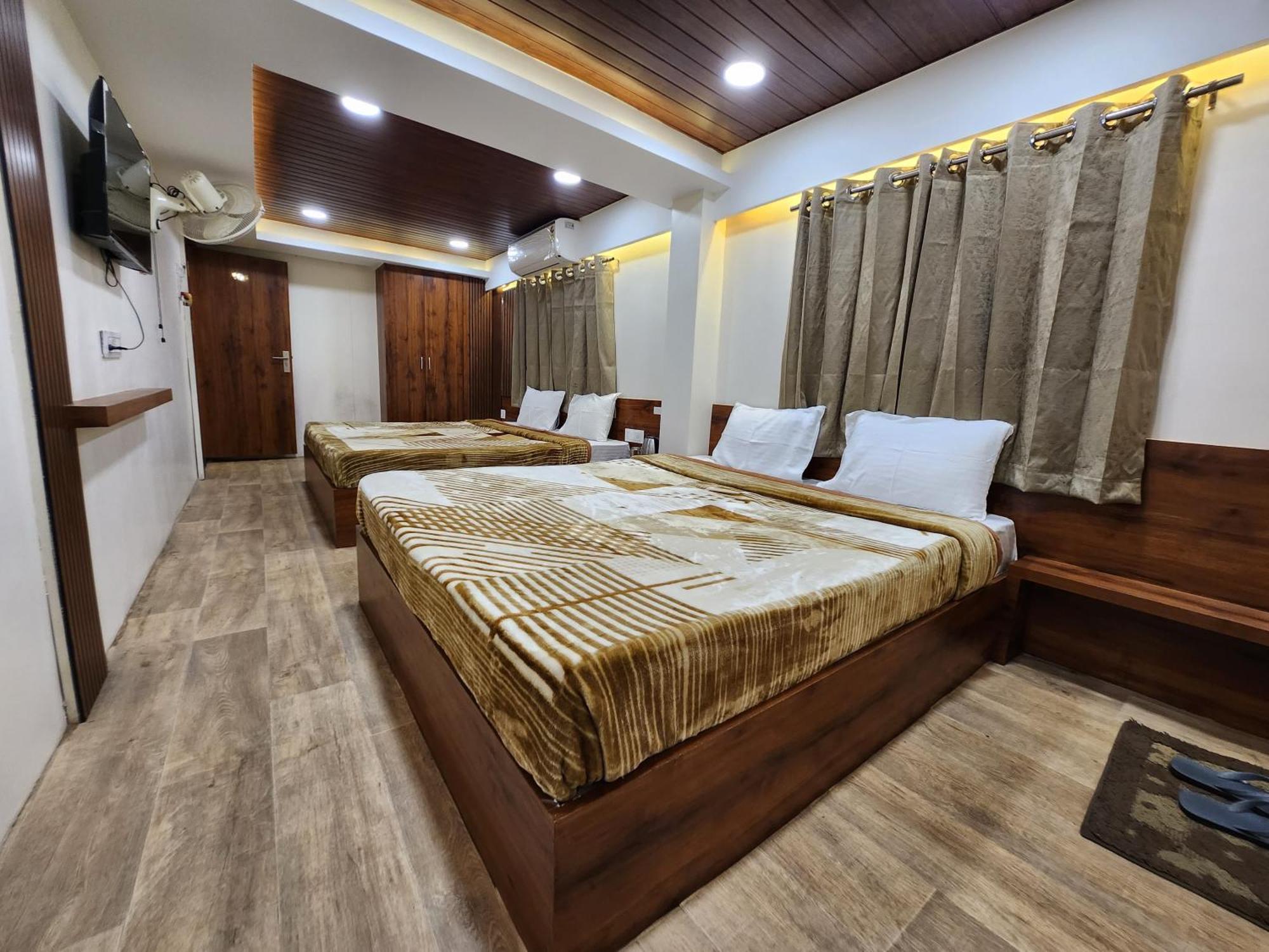 Hotel Anantshree Uddzsaín Kültér fotó
