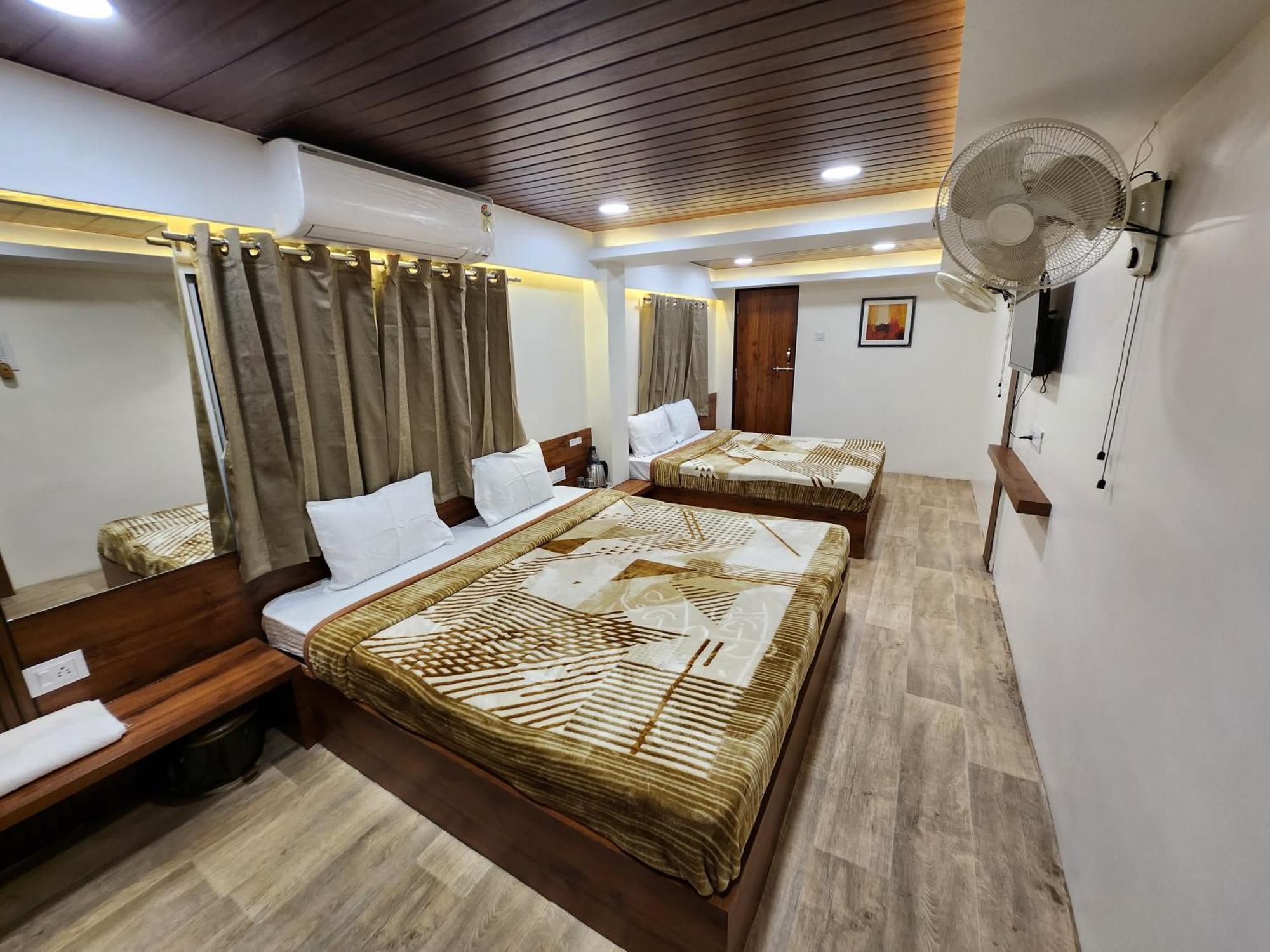 Hotel Anantshree Uddzsaín Kültér fotó