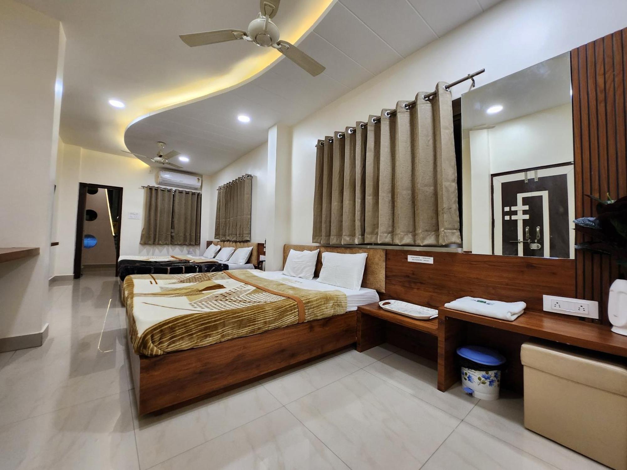 Hotel Anantshree Uddzsaín Kültér fotó