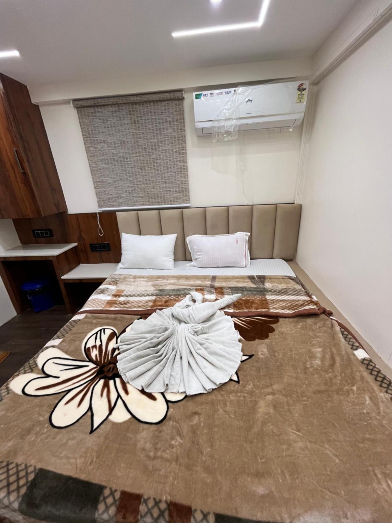 Hotel Anantshree Uddzsaín Kültér fotó