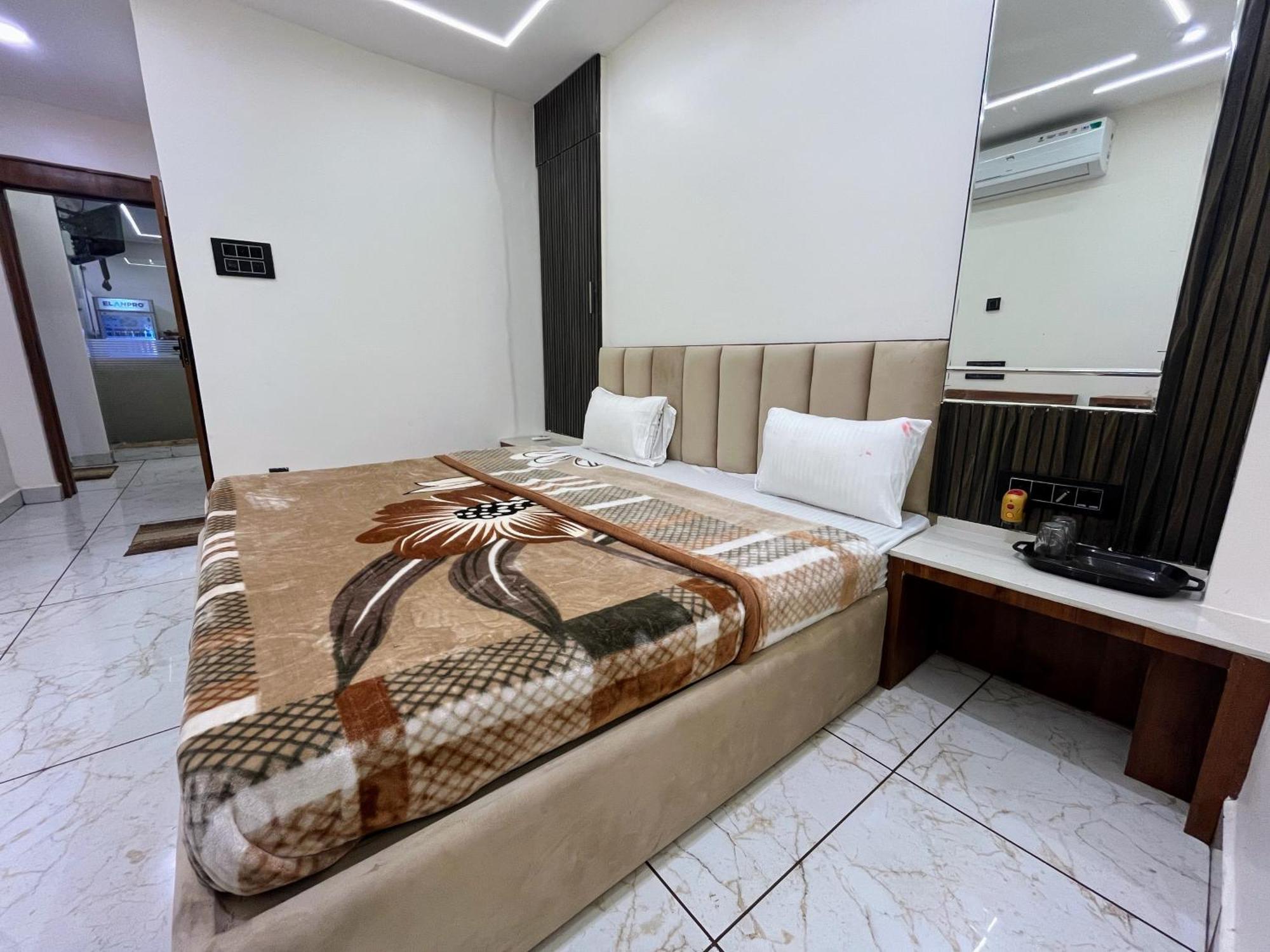 Hotel Anantshree Uddzsaín Kültér fotó