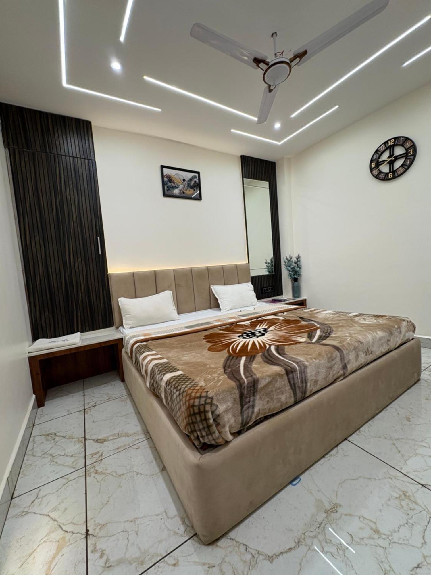 Hotel Anantshree Uddzsaín Kültér fotó