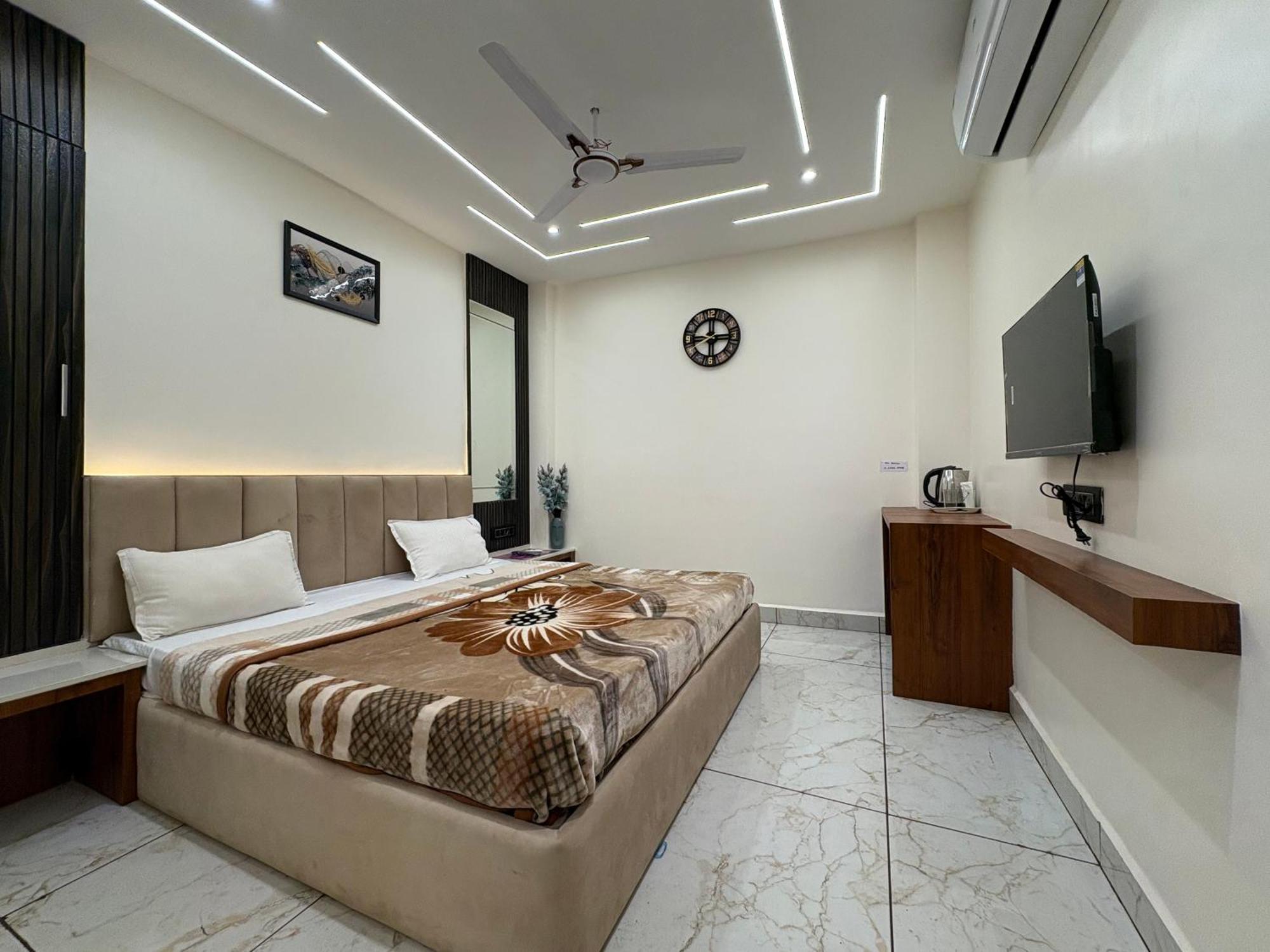 Hotel Anantshree Uddzsaín Kültér fotó