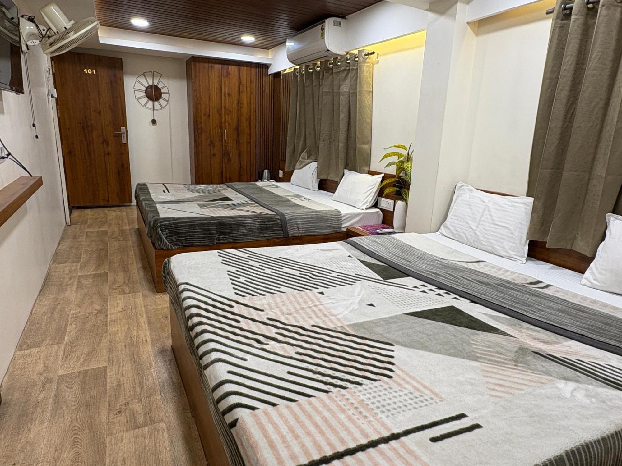 Hotel Anantshree Uddzsaín Kültér fotó