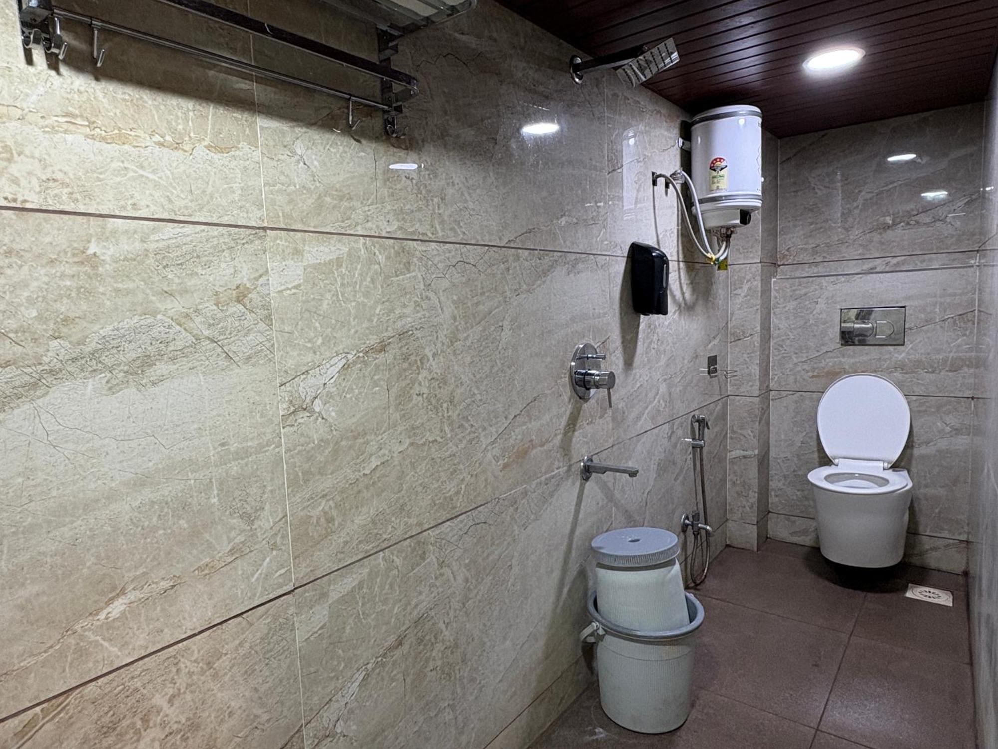 Hotel Anantshree Uddzsaín Kültér fotó