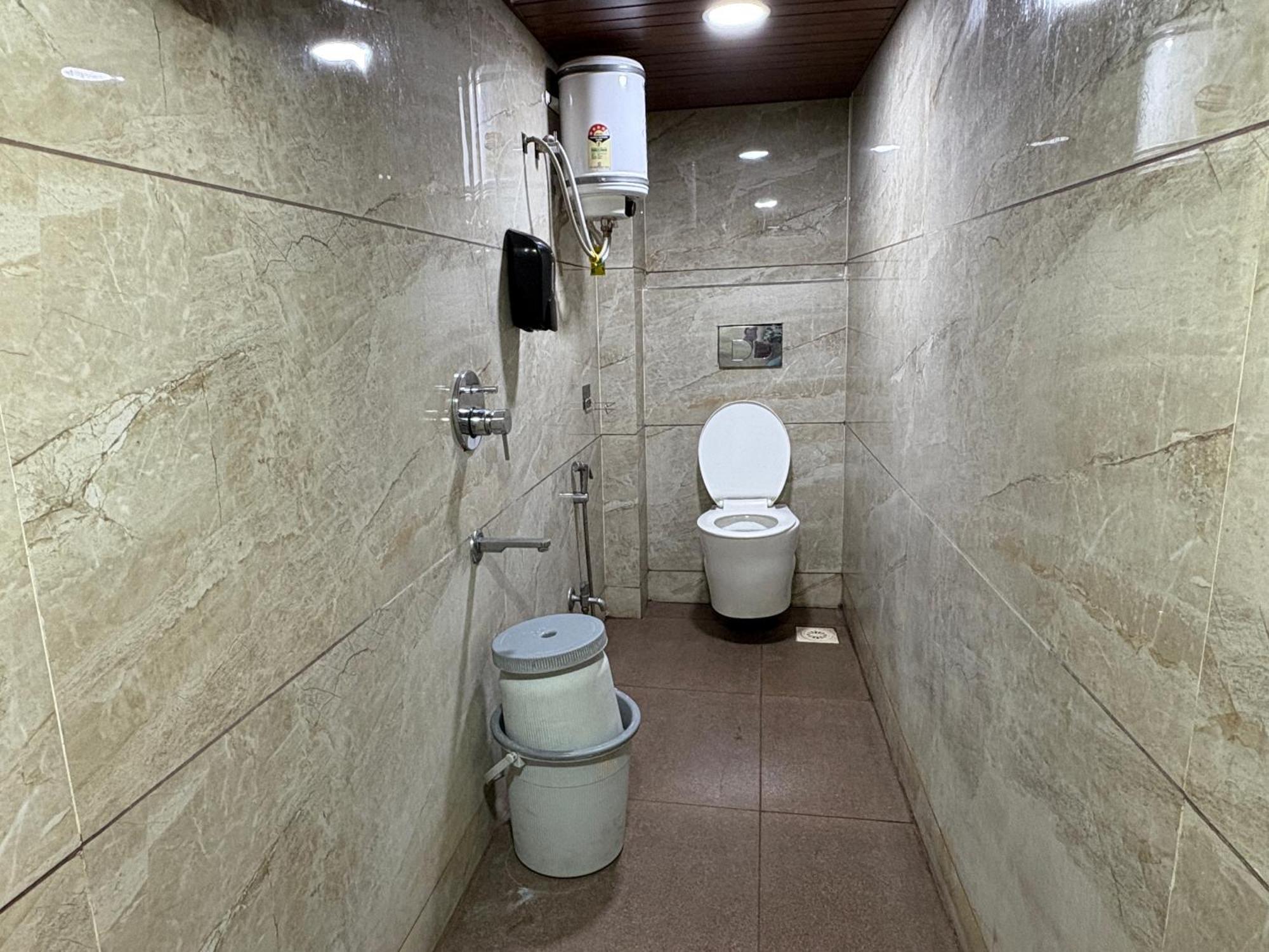 Hotel Anantshree Uddzsaín Kültér fotó