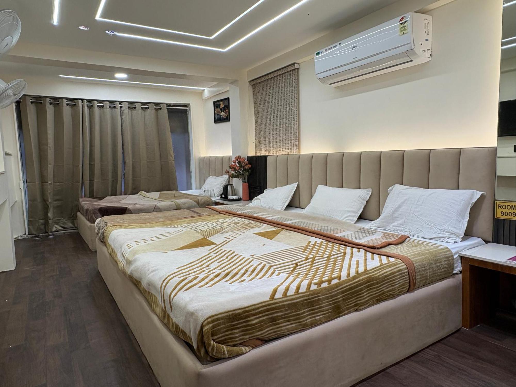 Hotel Anantshree Uddzsaín Kültér fotó