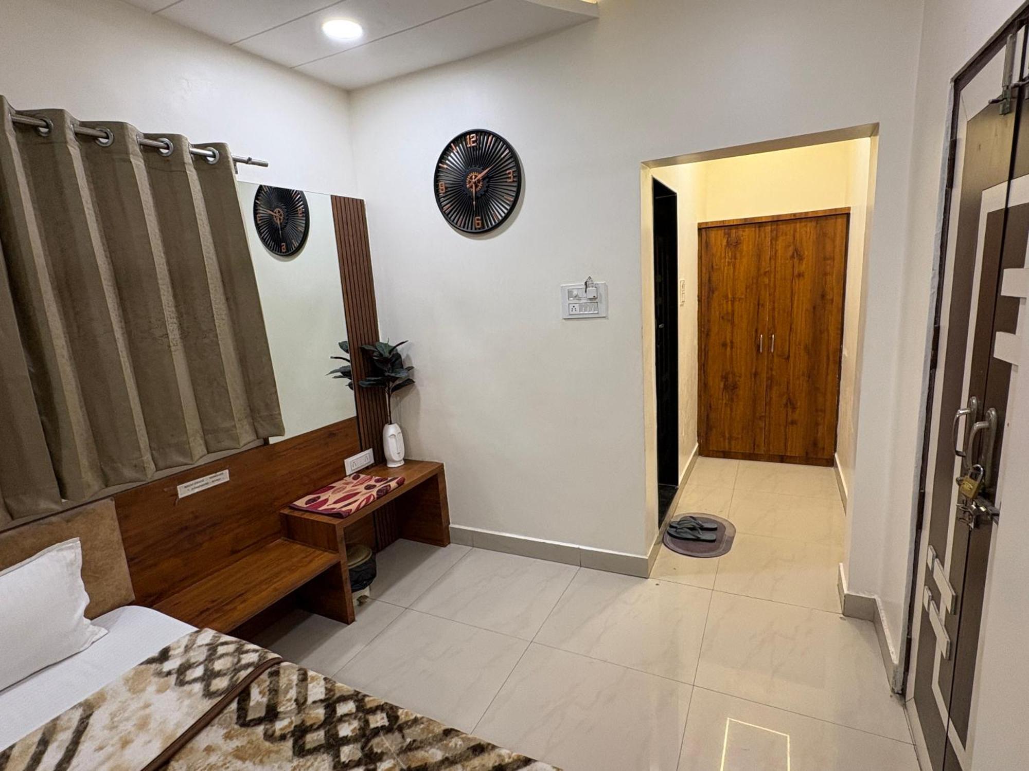Hotel Anantshree Uddzsaín Kültér fotó
