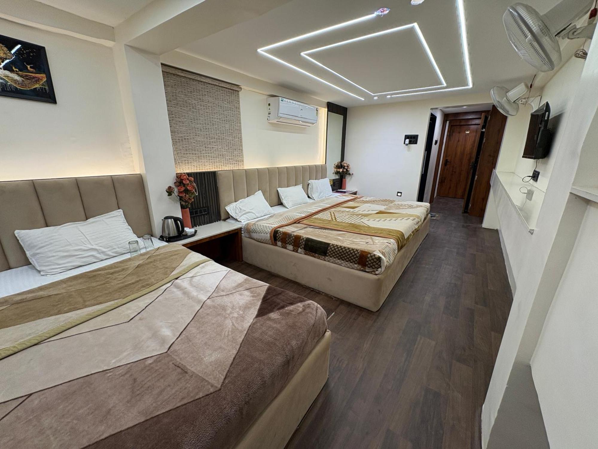 Hotel Anantshree Uddzsaín Kültér fotó
