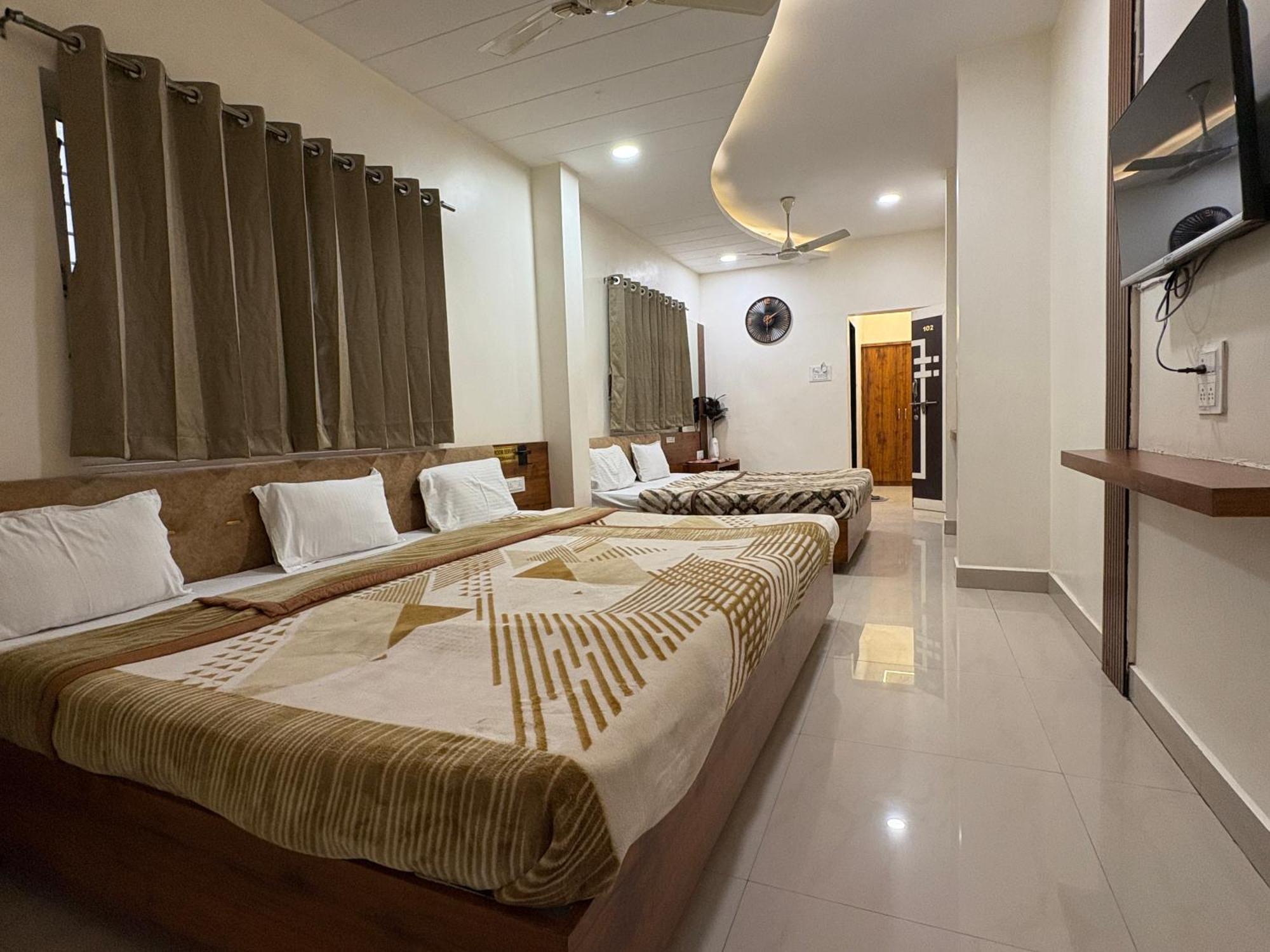 Hotel Anantshree Uddzsaín Kültér fotó
