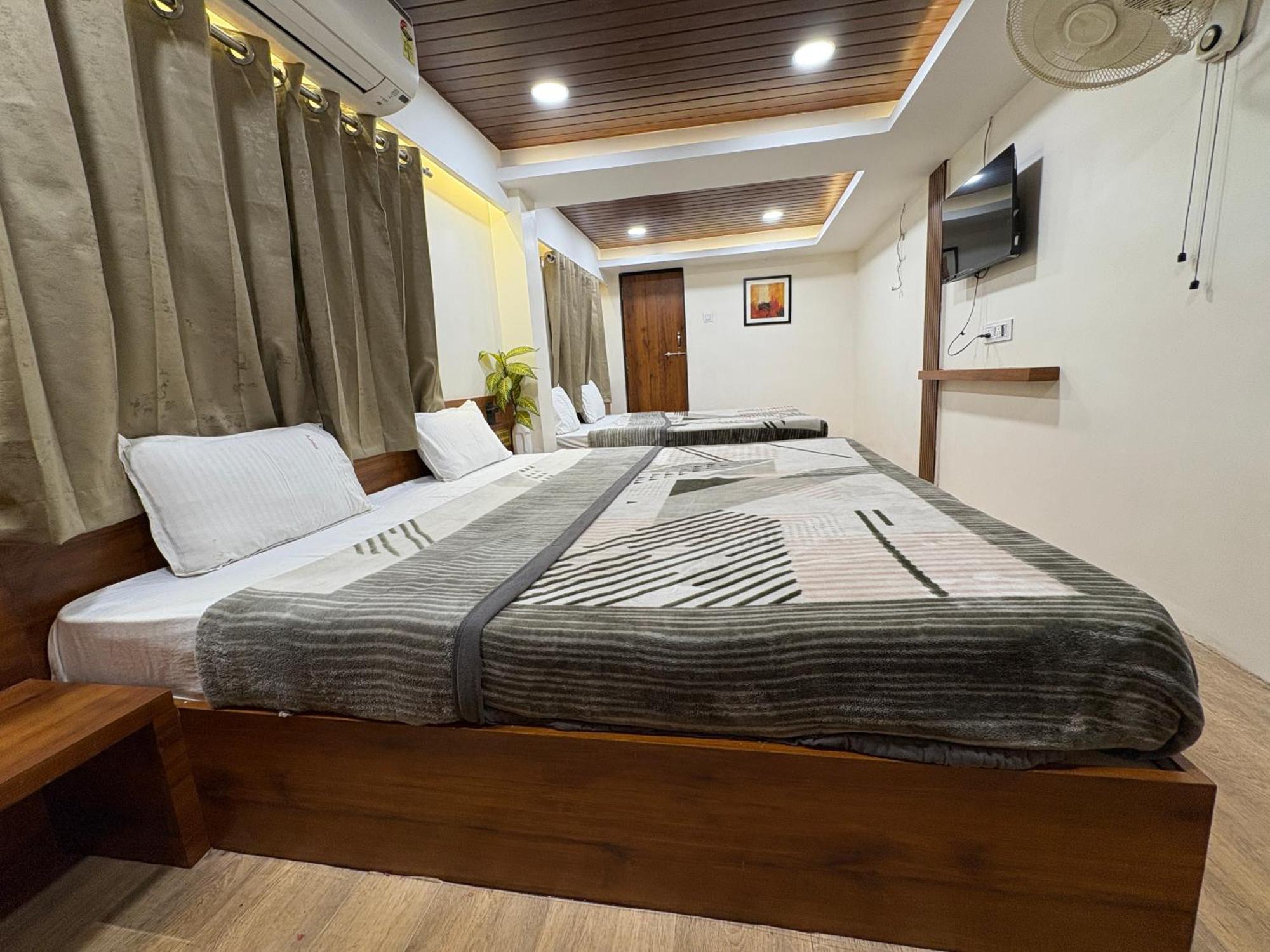 Hotel Anantshree Uddzsaín Kültér fotó
