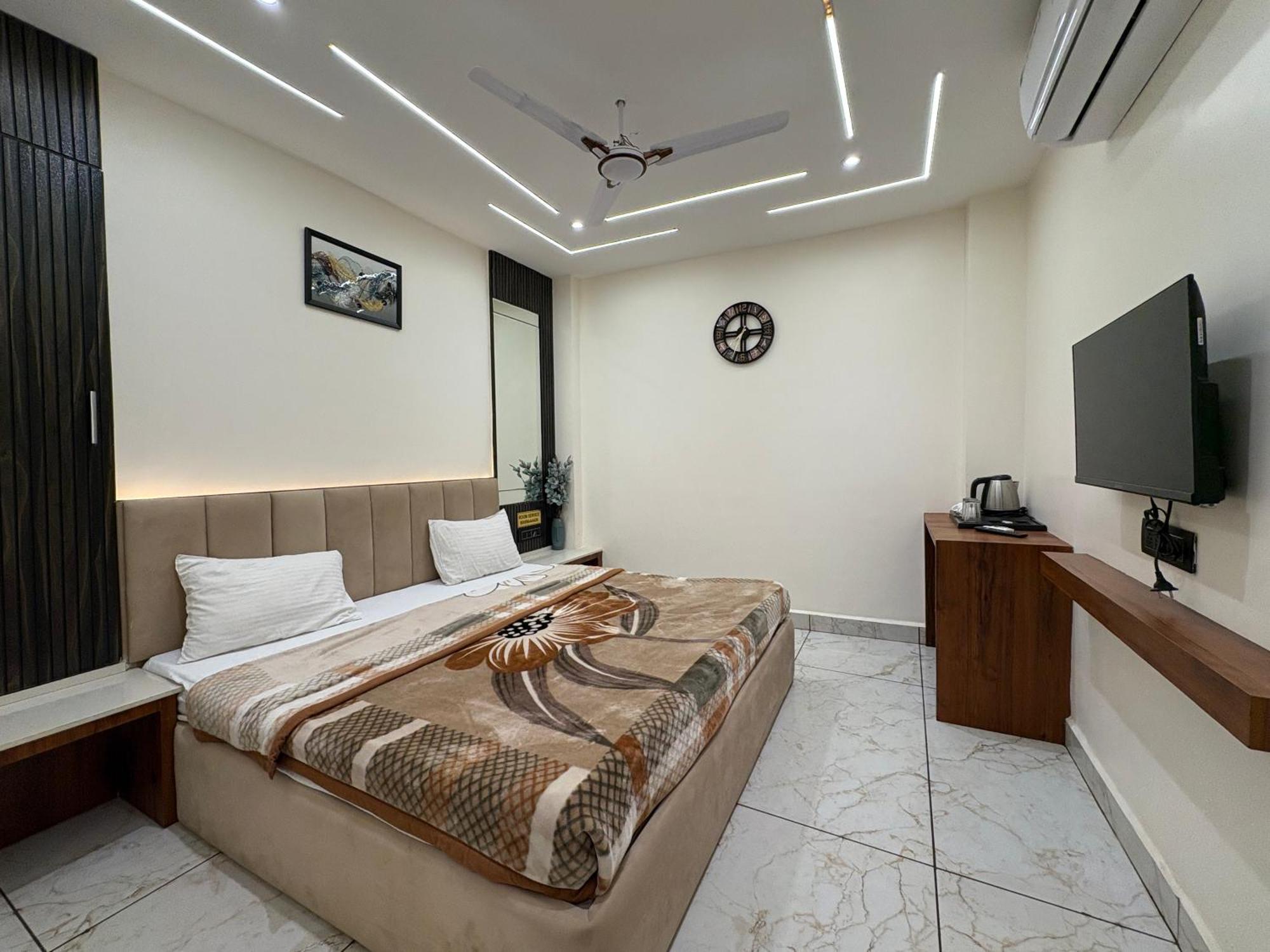 Hotel Anantshree Uddzsaín Kültér fotó