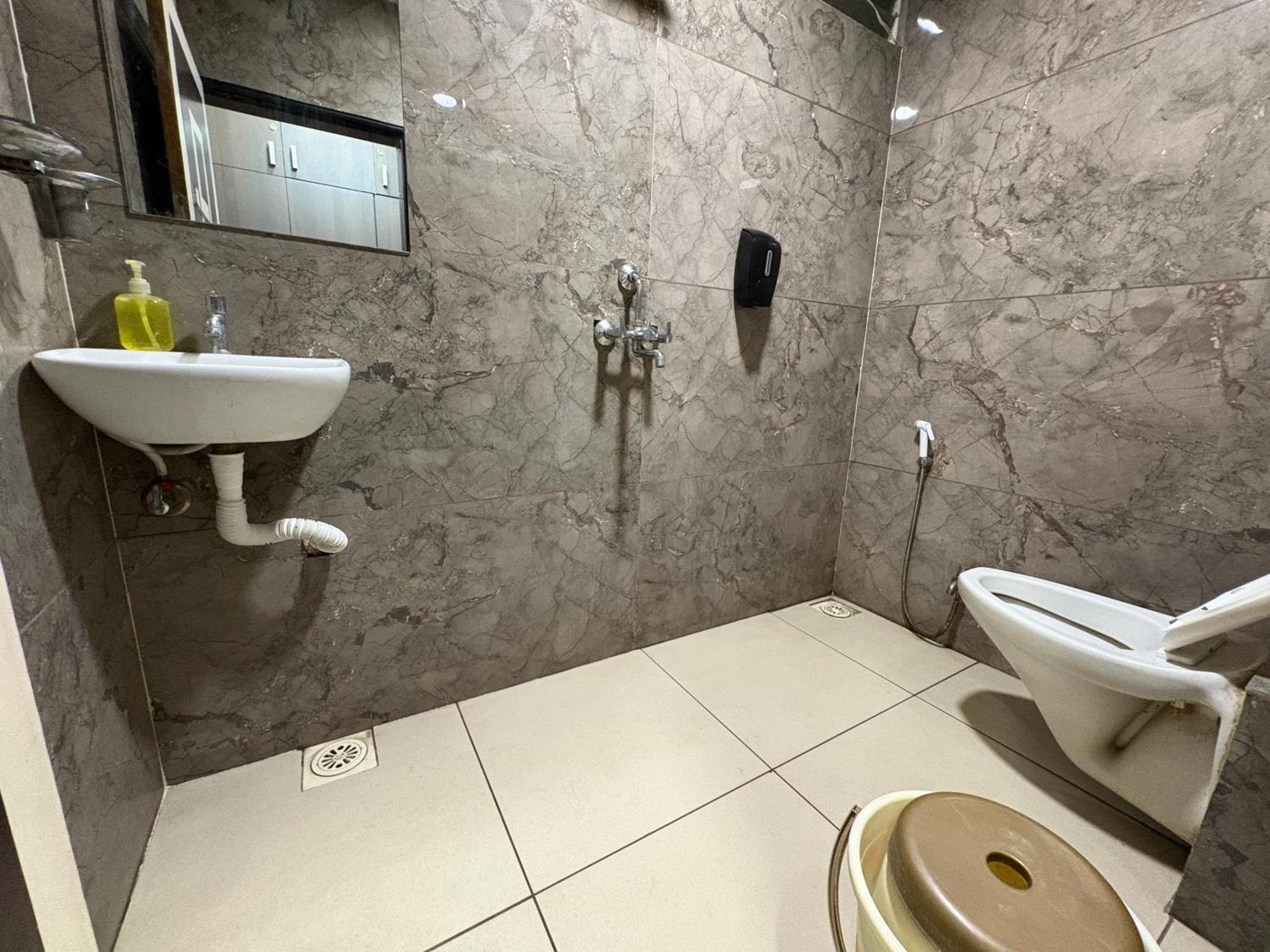 Hotel Anantshree Uddzsaín Kültér fotó