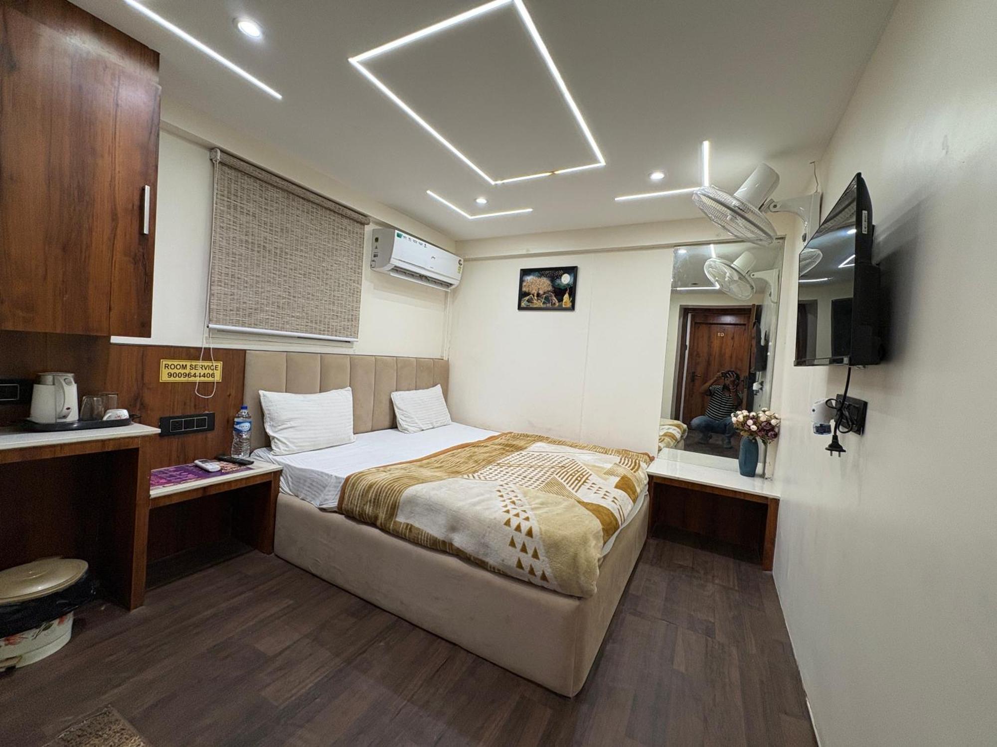 Hotel Anantshree Uddzsaín Kültér fotó