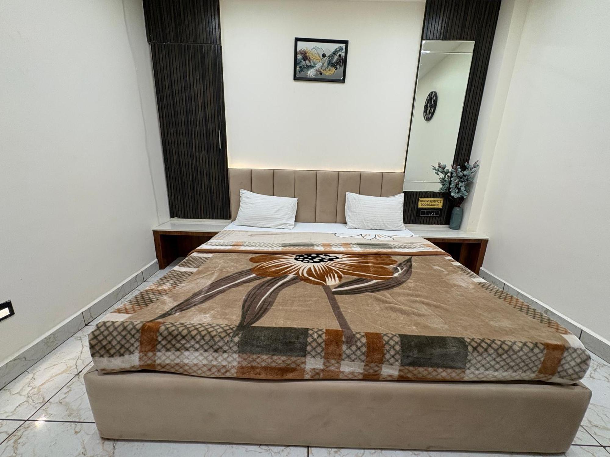 Hotel Anantshree Uddzsaín Kültér fotó
