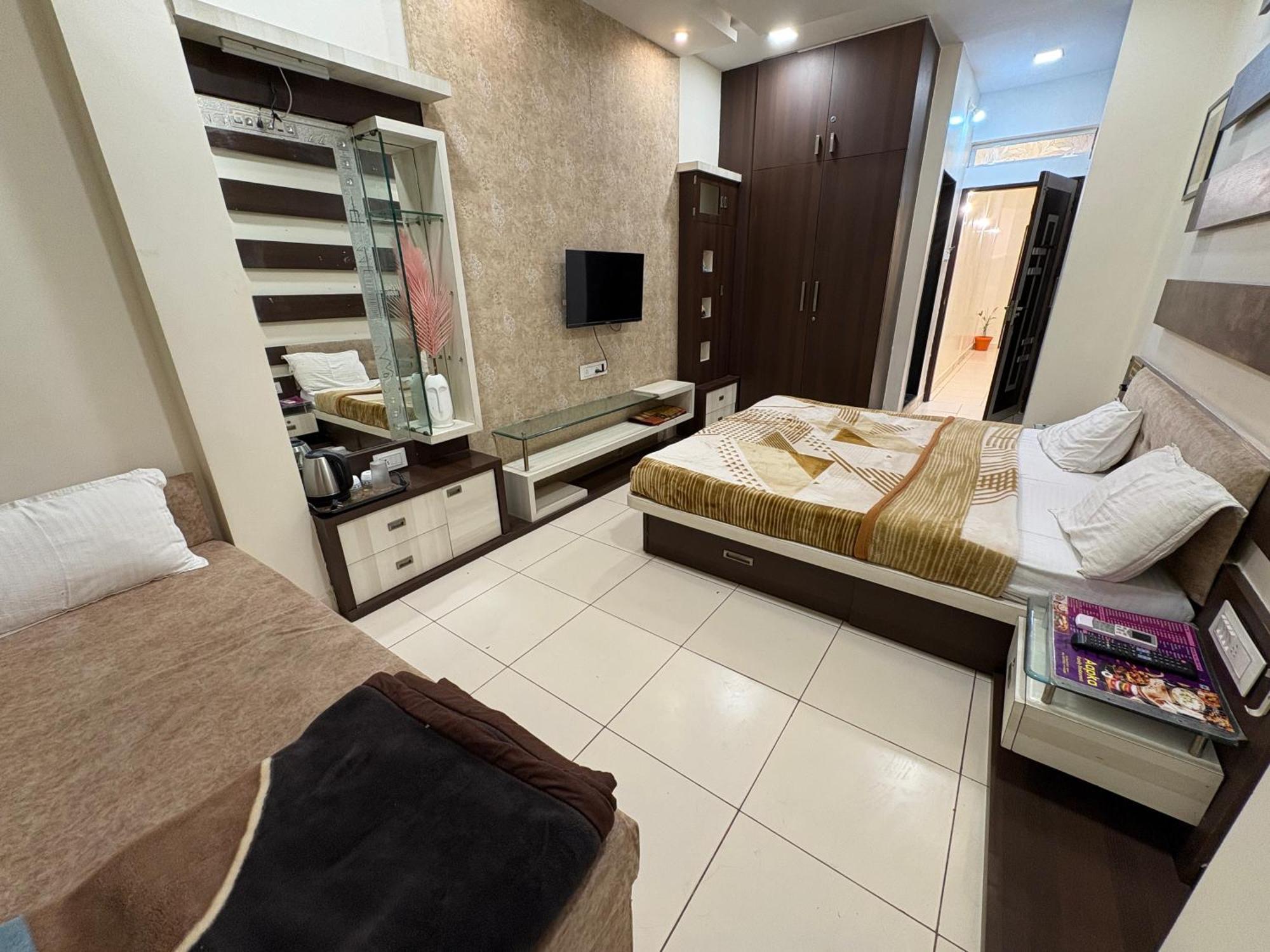 Hotel Anantshree Uddzsaín Kültér fotó