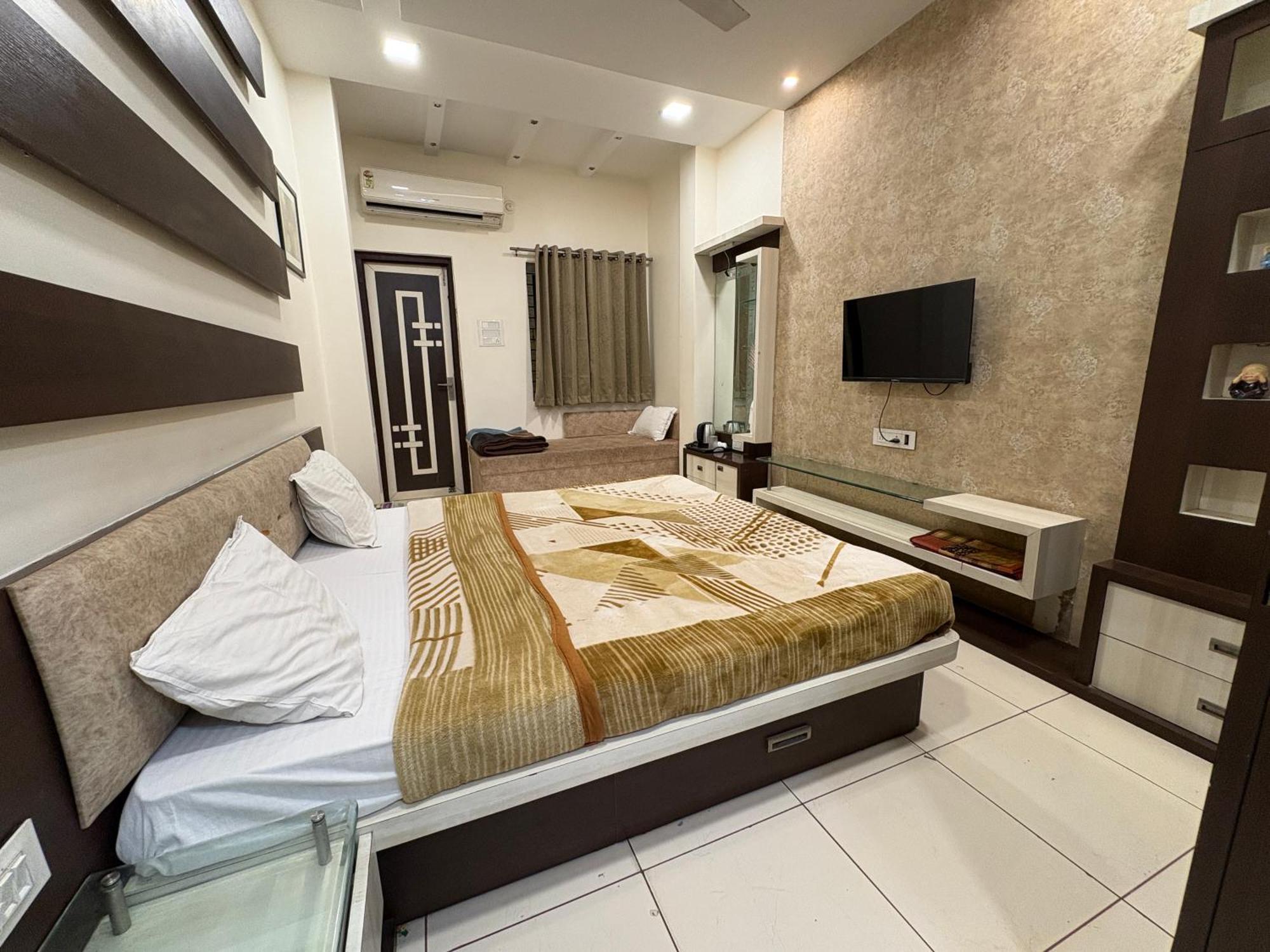 Hotel Anantshree Uddzsaín Kültér fotó