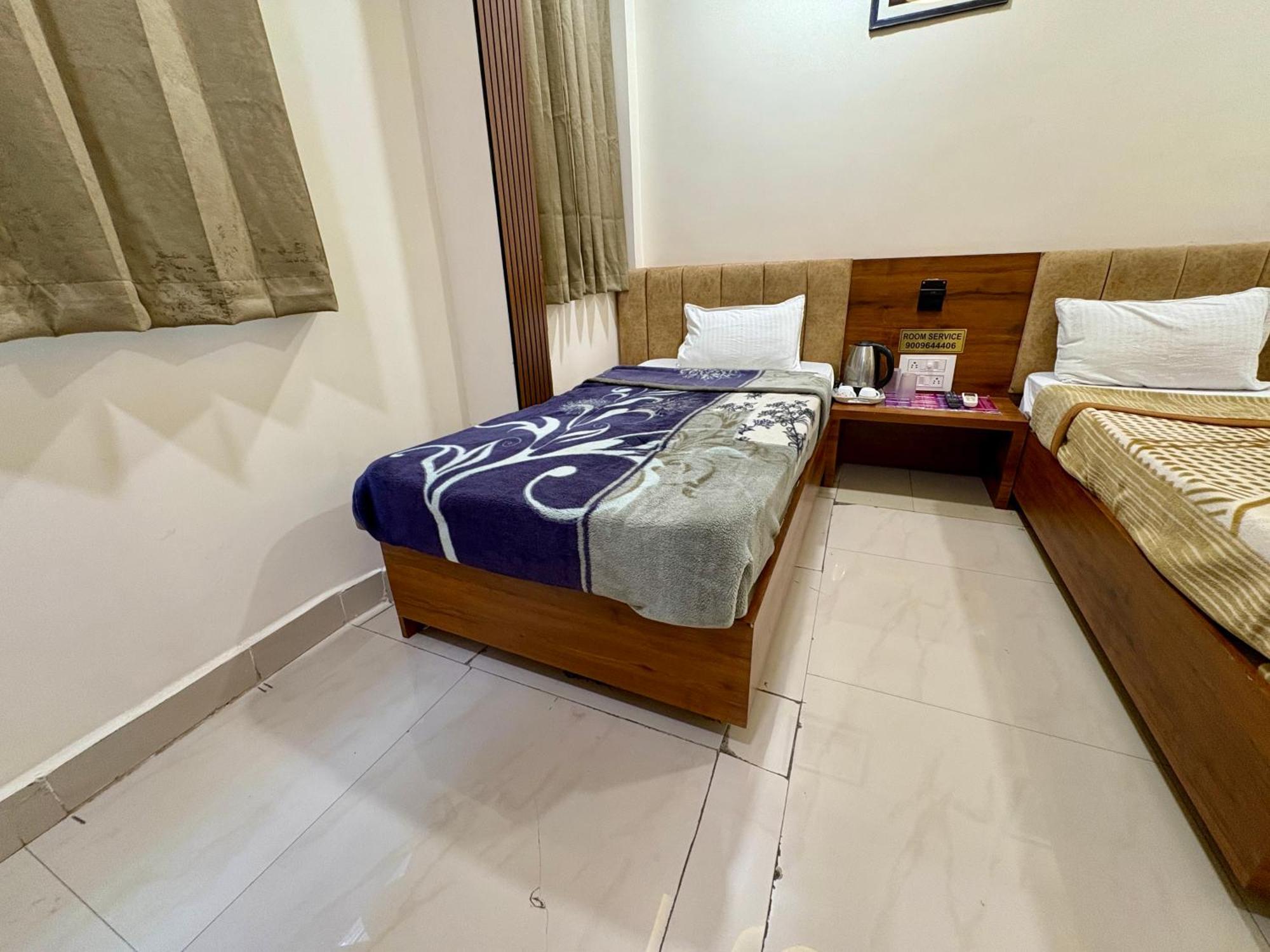 Hotel Anantshree Uddzsaín Kültér fotó