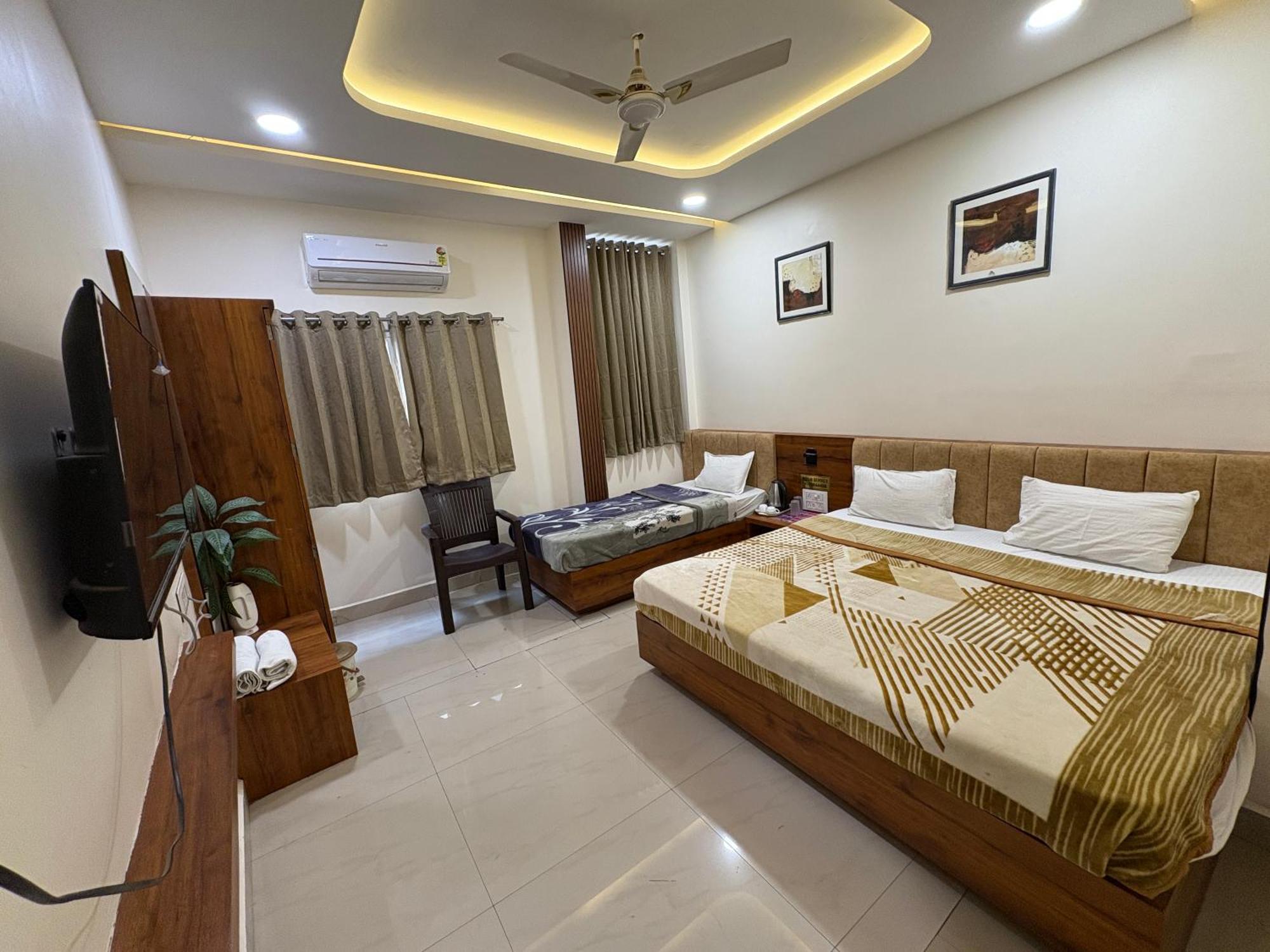 Hotel Anantshree Uddzsaín Kültér fotó